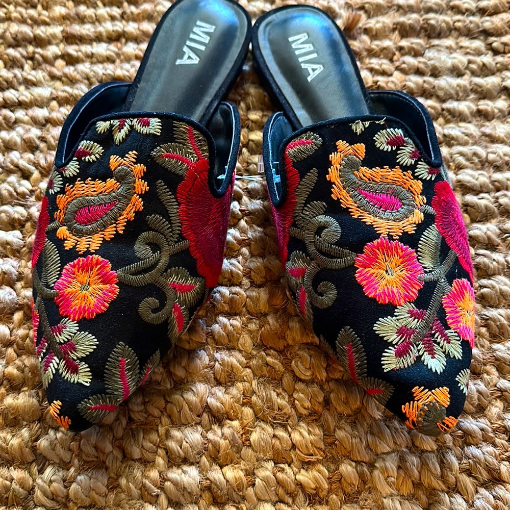 MIA size 8.5